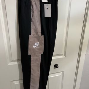 Nike Women's 2Xl Standard Fit Mid Rise Sweatpants - Black/tan